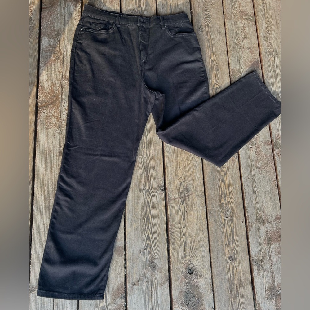 83.Gloria Vanderbilt Amanda
Women's Mid Rise Straight Leg Black Jeans.